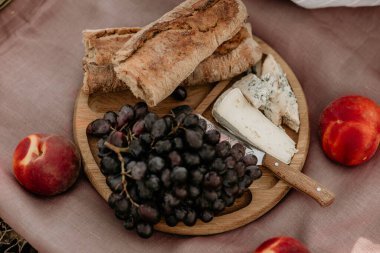 Tahta tahta, peynir, üzüm ve ekmek.
