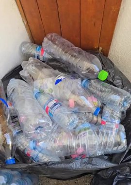 Plastik su şişeleri çevre dostu değildir ve gezegenimizi kirletmez.