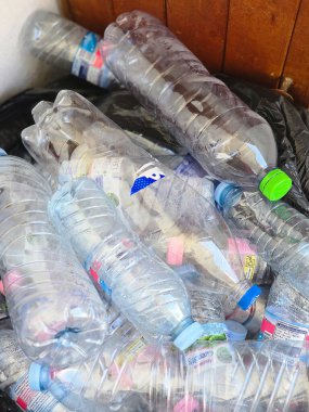 Kullanılmış plastik şişeler yığının içinde yatıyor.