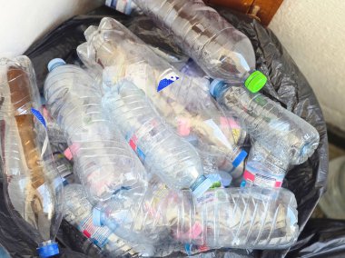 Kullanılmış plastik şişeler yığının içinde yatıyor.