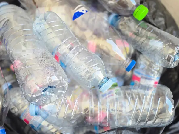 Kullanılmış plastik şişeler yığının içinde yatıyor.