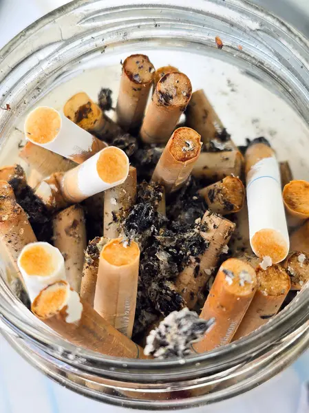 beyaz zemin üzerinde sigara izmariti