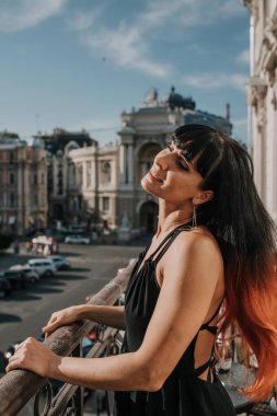 Güzel kız Odessa 'da bir balkonda oturuyor.