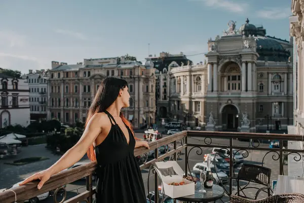 Güzel kız Odessa 'da bir balkonda oturuyor.