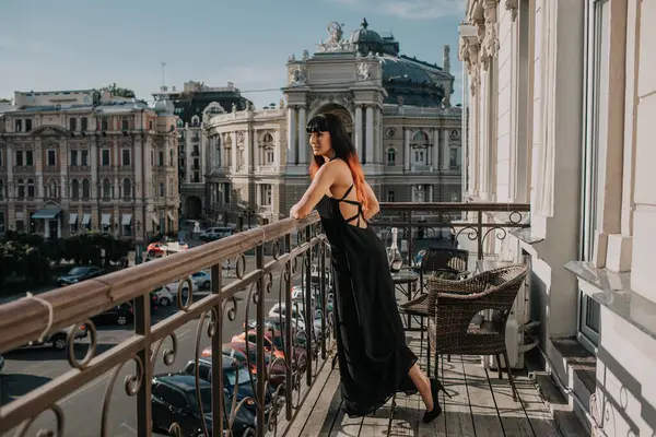Güzel kız Odessa 'da bir balkonda oturuyor.