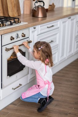 Küçük kız mutfakta.