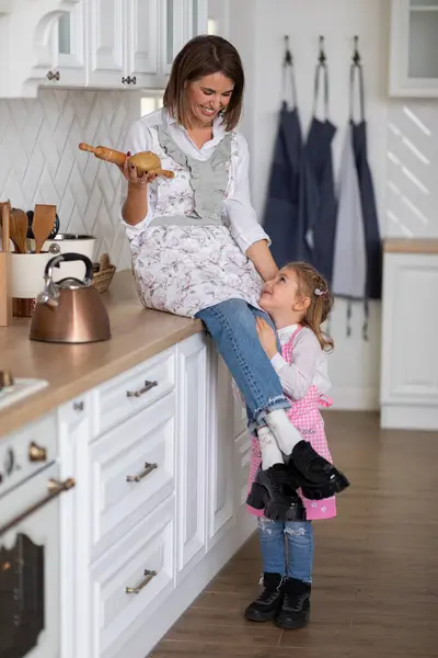 Anne ve kızı mutfakta zencefilli kurabiye yapıyor.