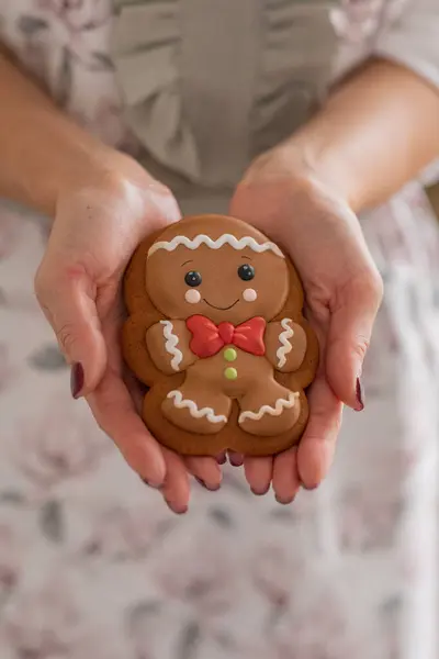 Zencefilli adam bir kızın ellerinde.