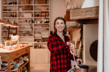 Mutfakta genç bir kadın.