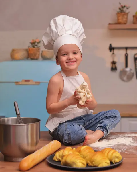 Mutfakta küçük çocuk