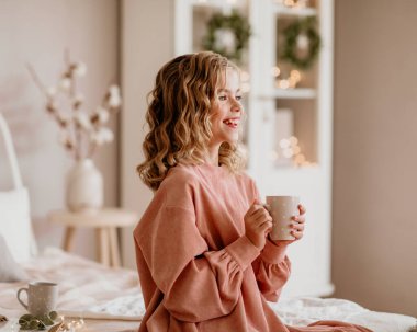 Odada çay içen mutlu kız