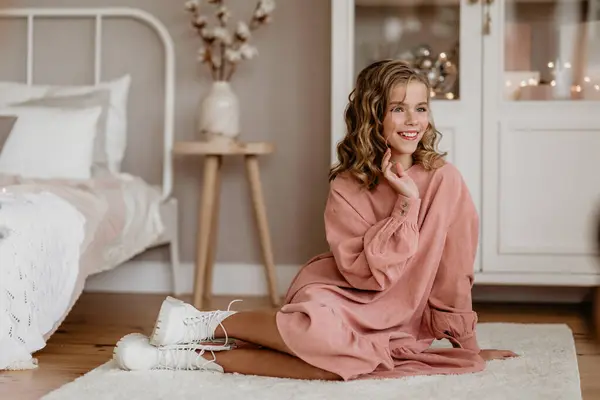 Odada pembe elbiseli mutlu küçük kız