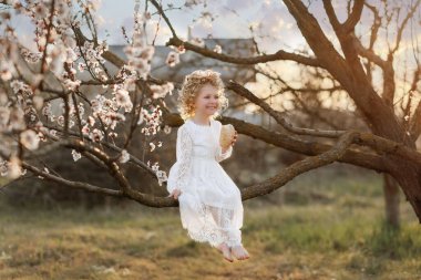 İlkbaharda elma çiçekli kız.