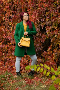 Parkta çantası olan kadın.