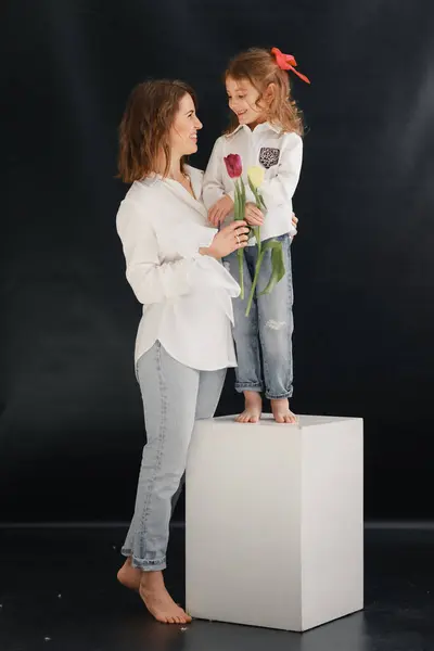 Beyaz laleli anne ve kızı.