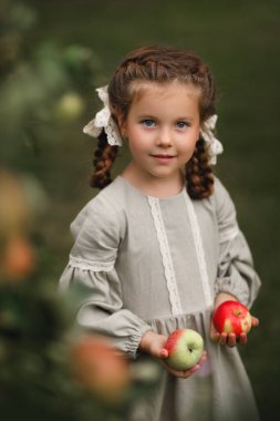 Sonbahar parkında küçük bir kız