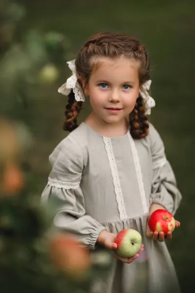 Sonbahar parkında küçük bir kız