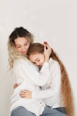 Anne ve Kız Sarılıyor