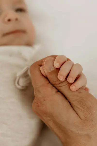 bir elini tutarak bebek