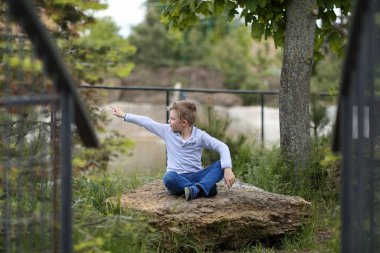 Parktaki doğada bir çocuk