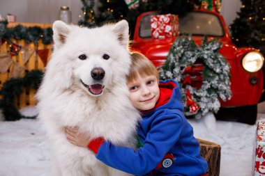 Köpeğiyle küçük bir çocuk.