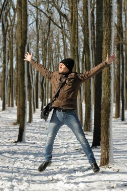Kışın beyaz önlüklü genç kadın