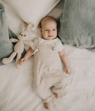 Yatak odasında küçük bir bebek.