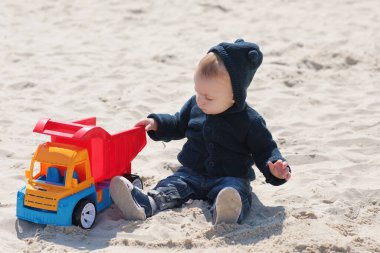 Kumda küçük bir çocuk