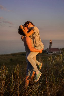 Gün batımında sahilde bir çift.