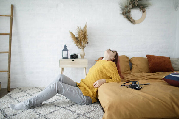 Человек, лежащий на кровати с книгами