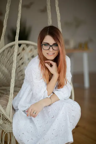 Hamakta dinlenen genç kadın.