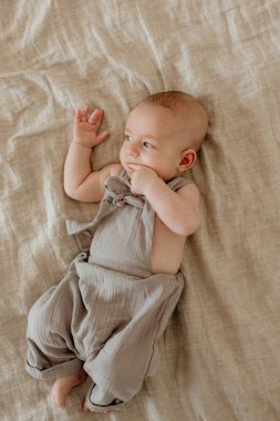 Odadaki yatakta yatan tatlı bebek.