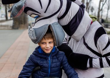 Çocuk ve kaplan kış parkında. Çocuk bir kaplan. Kaplan.