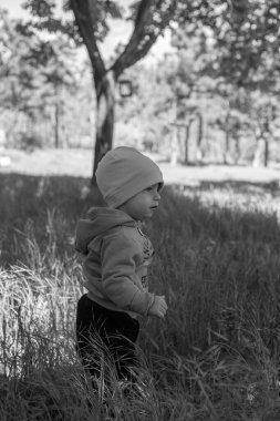 Küçük bebek parkta oynuyor, orijinal fotoşet.