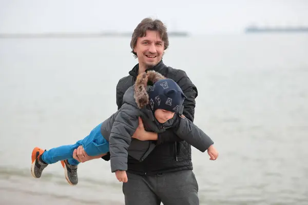 Mutlu baba, sonbahar mevsiminde babasından olan oğlu..