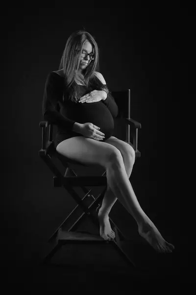 Karnında hamile bir kadın.