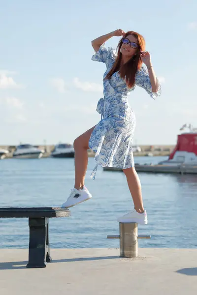 Deniz kenarında güzel genç kız