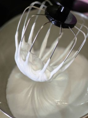 Karıştırıcı çırpılmış beyaz kek kremi