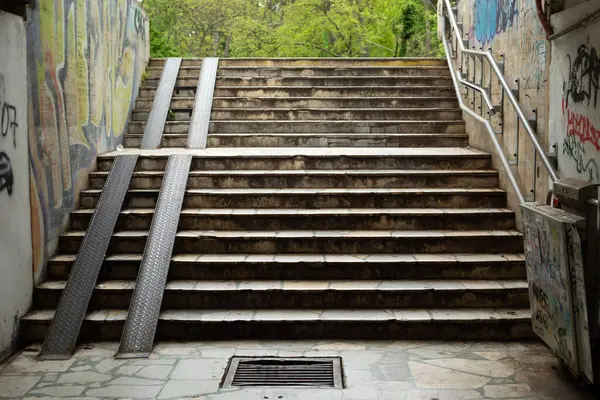 Şehrin terk edilmiş eski merdivenleri.