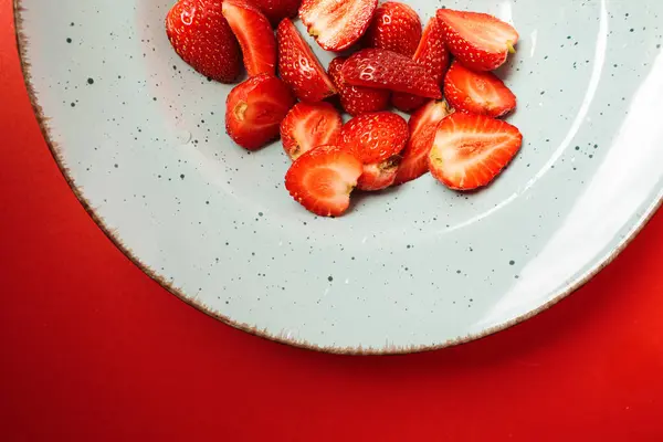 Kırmızı arka planda mavi plakalı kırmızı koubnika. Yazıtlar için sulu bir yaz geçmişi. Tabakta böğürtlen.