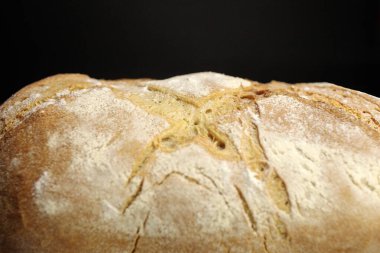 Siyah arka planda taze ev yapımı ekmek. yan görünüm