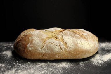 Siyah arka planda taze ev yapımı ekmek. yan görünüm