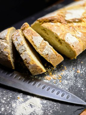 Ev yapımı beyaz çavdar ekmeği siyah arka plan görünümüne yakın doğramış.