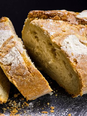 Ev yapımı beyaz çavdar ekmeği siyah arka plan görünümüne yakın doğramış.