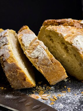 Ev yapımı beyaz çavdar ekmeği siyah arka plan görünümüne yakın doğramış.