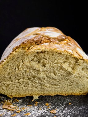 Siyah arka planda ev yapımı beyaz çavdar ekmeği.