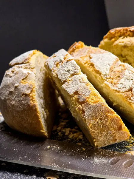 Ev yapımı beyaz çavdar ekmeği siyah arka plan görünümüne yakın doğramış.