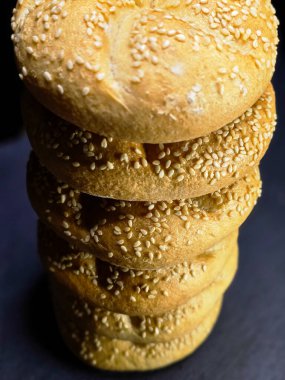 Dağ gibi taze ev yapımı çavdar çörekleri üzerine susam tohumu serpiştirilmiş.