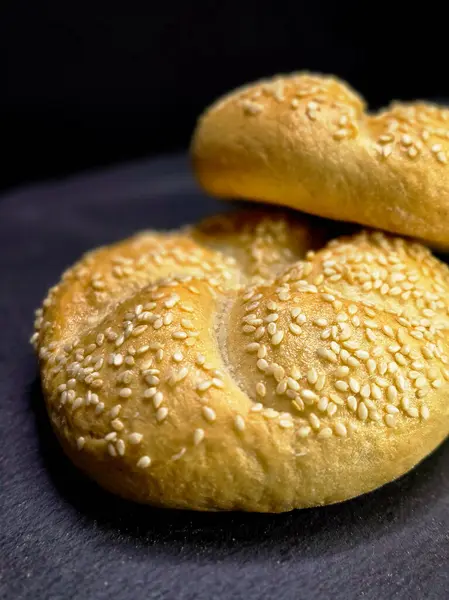 İki taze ev yapımı çavdar ekmeği üzerine susam tohumu serpiştirilmiş.