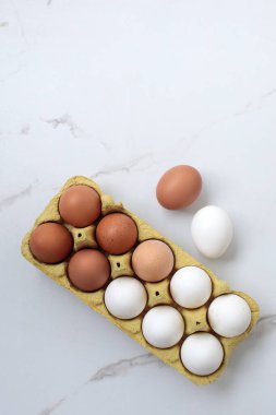 Beyaz arka planda yumurta tepsisine çiğ tavuk yumurtası yakın plan. Karton tepside bir grup taze beyaz yumurta. Organik gıda doğası gereği sağlıklıdır.